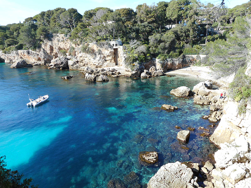 Image of coat line in Cap dAntibes