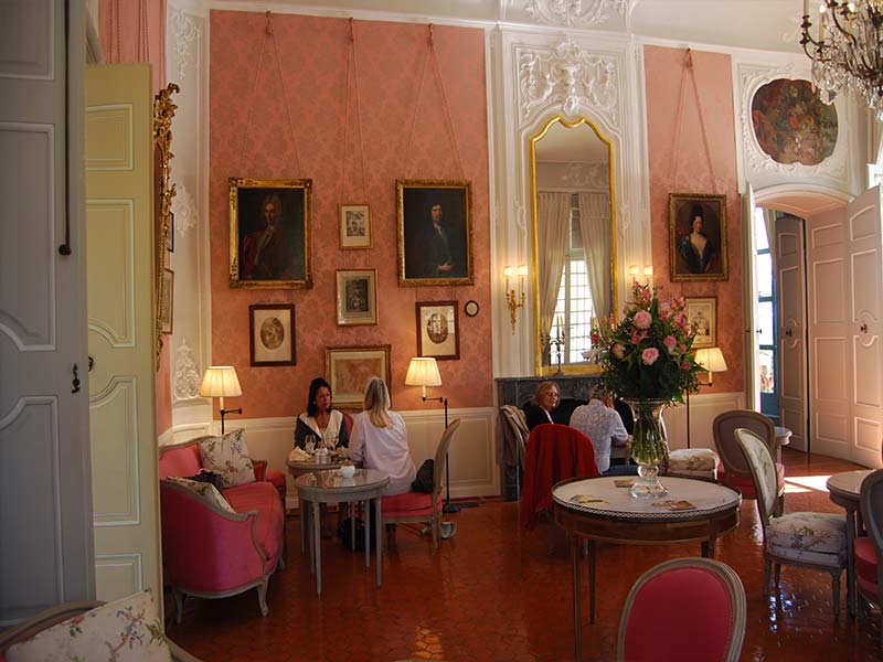 Image of ladies eating lunch