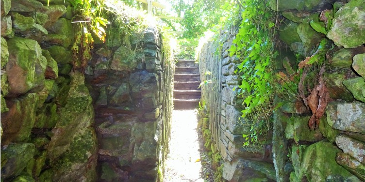 an image of the entrance to Halliggye Fogou, an underground passage in Cornwall