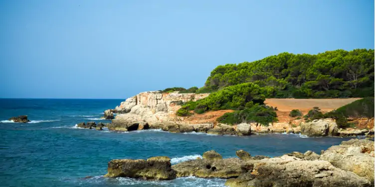 an image of a coastal hiking path near Santo Tomas, Menorca