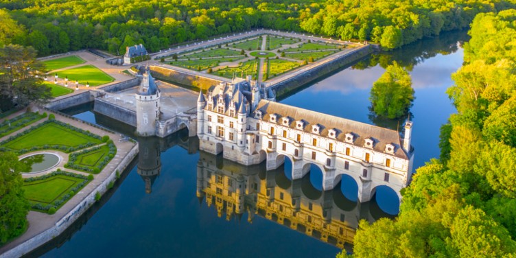 an image of Chateau de Chenonceau in the Loire Valley, France